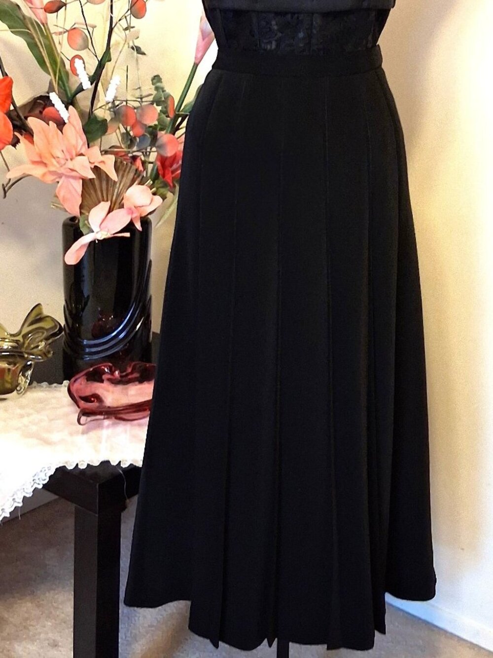 Elegant Simon Chang Black Pleated Midi Lined Skirt Unique Design Premium Quality